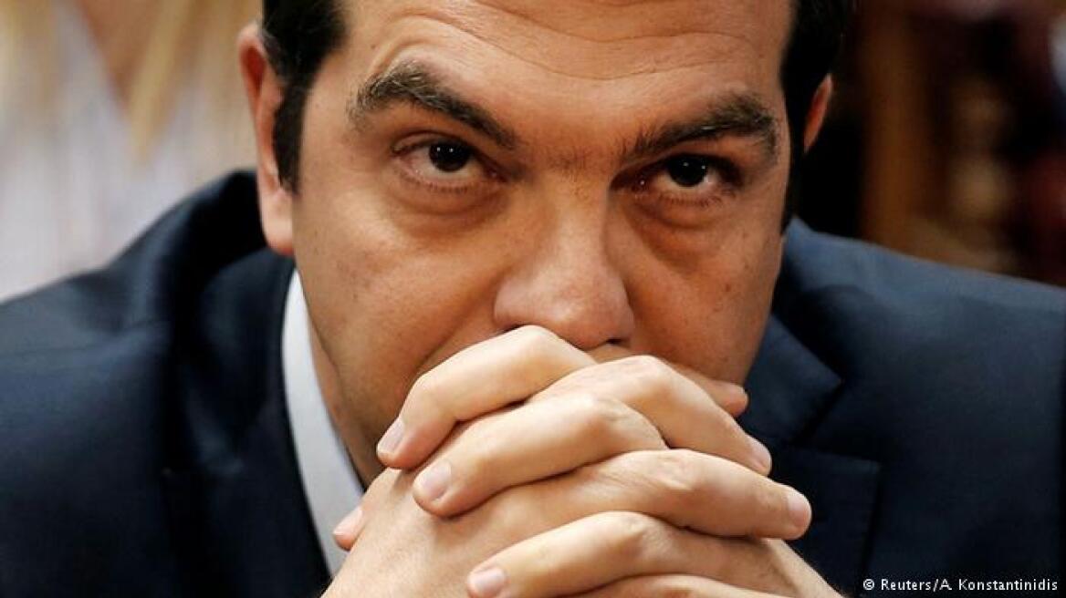 Spiegel: Γιατί ο Έλληνας πρωθυπουργός κινδυνεύει να καταρρεύσει πολιτικά